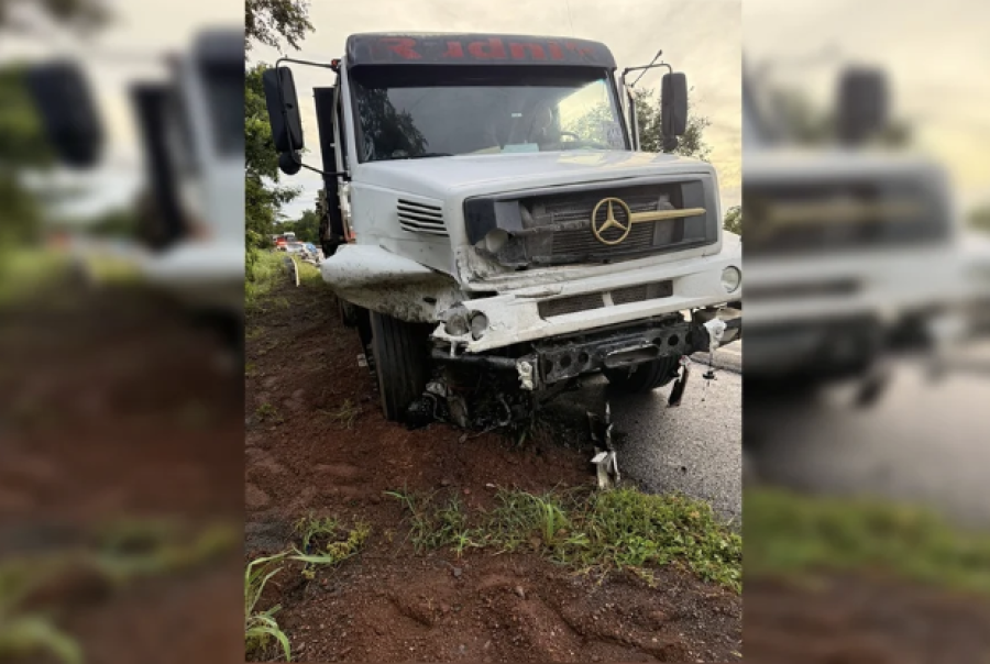  Idoso e passageira morrem após colisão entre carro e caminhão na BR-020, em Goiás