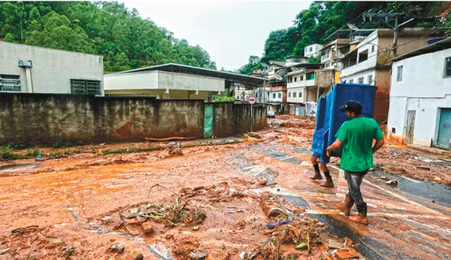 Medo de saques e risco de novos desabamentos transformam bairros de Minas Gerais em “cidade-fantasma” após chuvas devastadoras