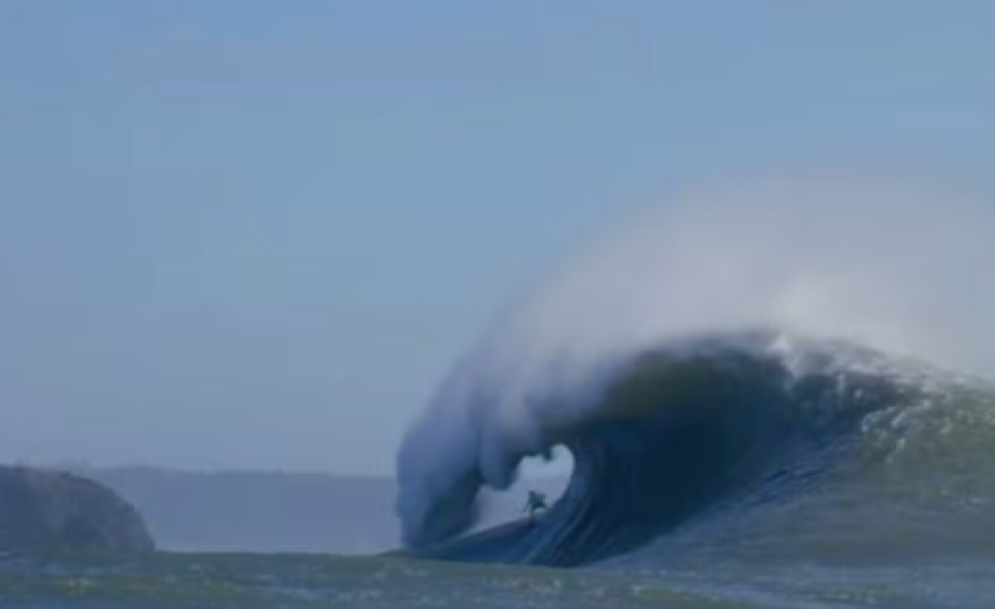 Vini dos Santos surfa gigante em Nazaré sem auxílio e chama atenção