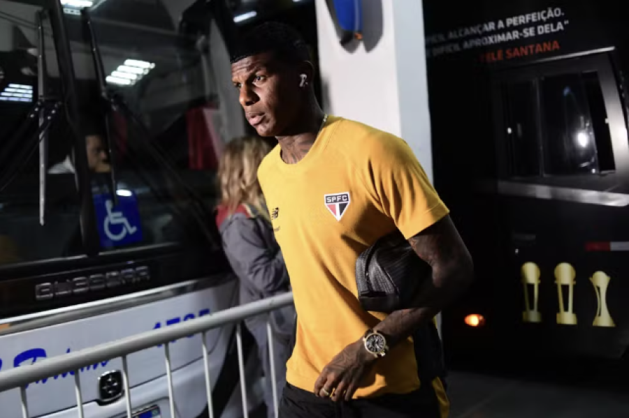 São Paulo cobra Arboleda após sumiço e aguarda explicações do zagueiro