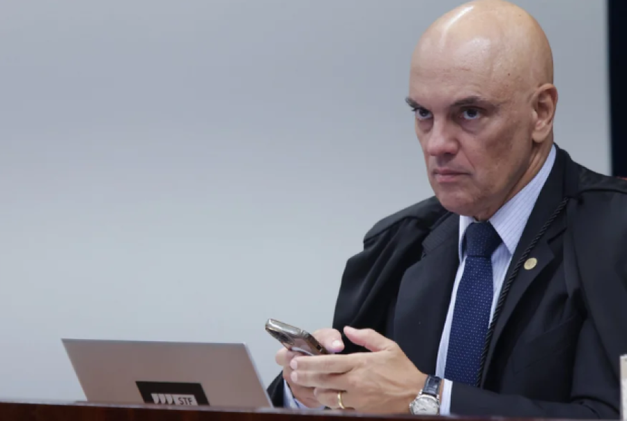 Moraes aciona PF para apurar conduta de Flávio Bolsonaro contra Lula