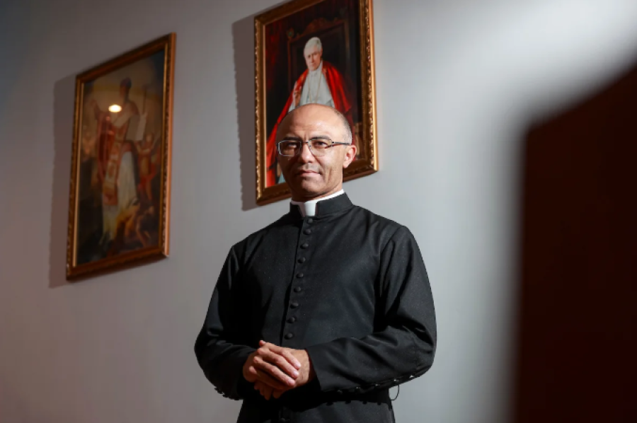 Padre excomungado critica modernismo e reacende debate na Igreja