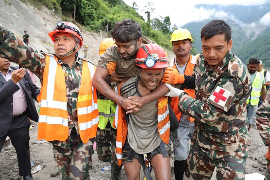 Dois trabalhadores são resgatados de túnel no Nepal nove dias após acidente